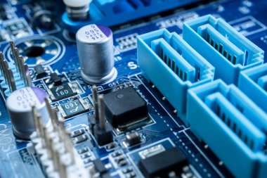 Elektronik devreler fütüristik teknoloji kavramı içerisinde. Mavi arka plan üzerinde anakart bilgisayar. Mikroçip dijital veri