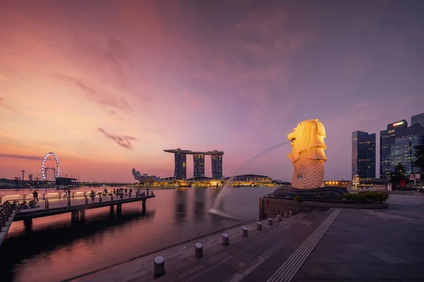 Сингапур Июля 2018 Года Мерлион Марина Бэй Сэндс Восходе Солнца — стоковое фото