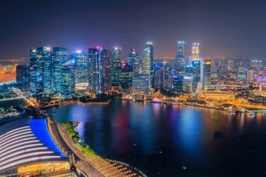 Marina Bay Area şehir merkezindeki Singapur şehir. Finans bölgesine ve gökdelen binalar. Gece havadan görünümü.
