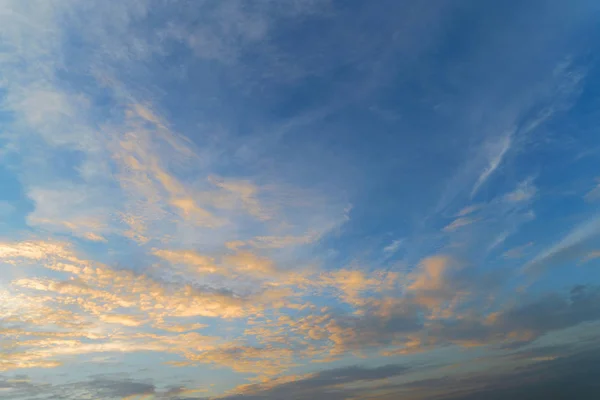 Голубое Небо Желтыми Разноцветными Солнечными Облаками Светлое Время Суток — стоковое фото