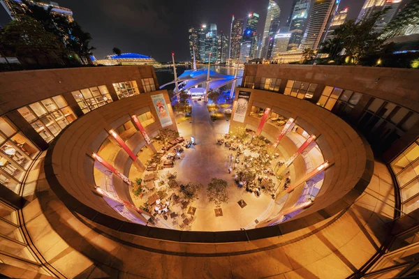 ダウンタウンのシンガポールのシンガポール シティ 2018 エスプラネード屋外劇場 マリーナ ベイエリアの夜 金融地区や高層ビルの建物 — ストック写真