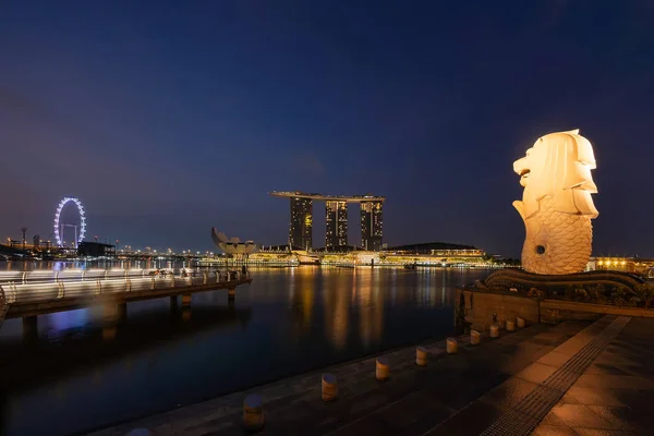 Budapest 2018 Július Merlion Marina Bay Sands Éjjel Singapore Flyer — Stock Fotó