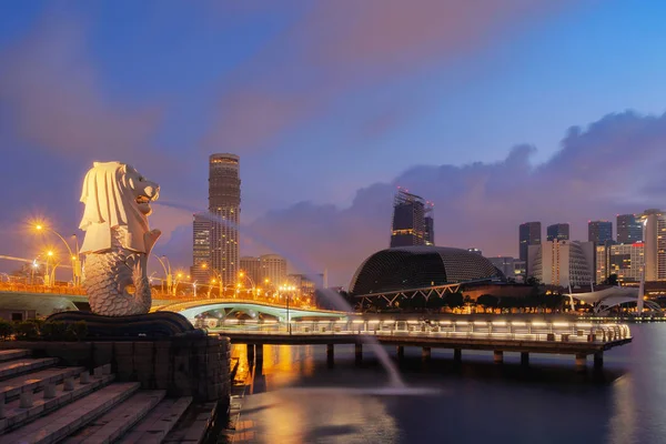 Miasto Singapur Lipca 2018 Merlion Wieżowce Budowle Świt Zmierzch Niebo — Zdjęcie stockowe