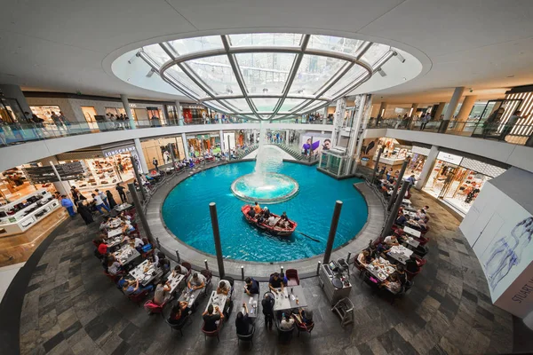 Singapore City July 2018 Boat Whirlpool Fountain Rain Oculus Huge — Stock Photo, Image