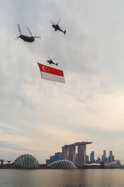 마리나 지역에서 싱가포르 싱가포르 깃발을 스카이 — 스톡 사진
