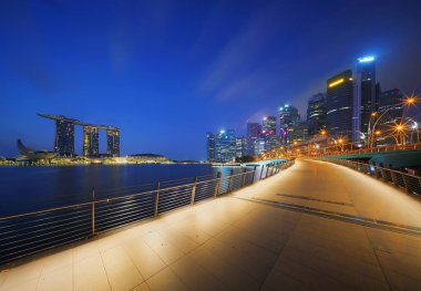 Geçit şehir merkezindeki Singapur City Marina Bay Bölgesi'nde. Finans bölgesine ve güneş doğarken bina gökdelen.