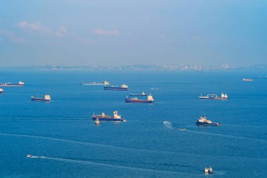Kargo tanker taşımacılığı kavramında gemi. Mavi gökyüzü ile Singapur limanından tekne öğle saatlerinde nakliye. Açık mavi deniz.