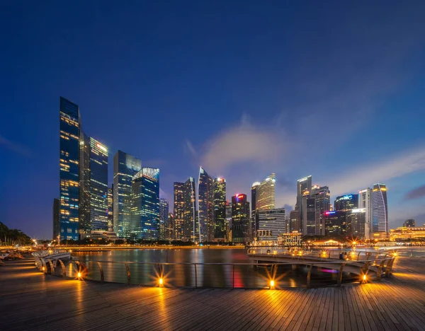 マリーナ ベイエリア シンガポール繁華街 夜の金融地区と高層ビル建物 — ストック写真