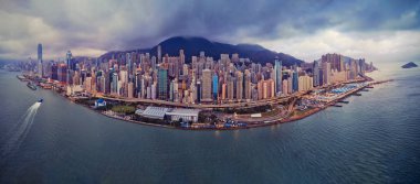 Havadan görünümü Hong Kong şehir merkezinde. Finans bölgesine ve iş merkezleri Asya akıllı şehirde. Üstten görünüm gökdelen ve yüksek katlı binaların. Panorama görünüm