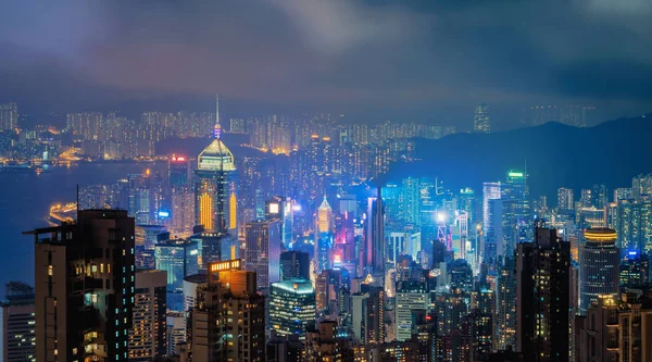 Hong Kong şehir merkezi ve Victoria Limanı. Akıllı Şehir finansal bölgesinde. Gökdelen ve yüksek katlı binalar. Gece havadan görünümü.