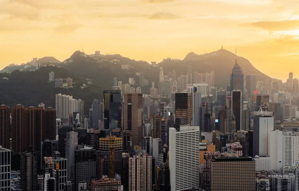Hong Kong Downtown Dağı. Akıllı Şehir finansal bölgesinde. Gökdelen ve yüksek katlı binalar. Gün batımında havadan görünümü.