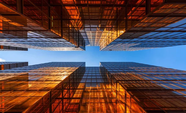 Edificio Dorado Con Cielo Azul Ventanas Vidrio Rascacielos Oficina Modernos — Foto de Stock