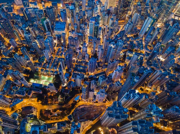 Havadan görünümü Hong Kong şehir merkezinde. Finans bölgesine ve iş merkezleri akıllı şehir, teknoloji kavramı. Gece gökdelen ve yüksek katlı binaların üstten görünüm.