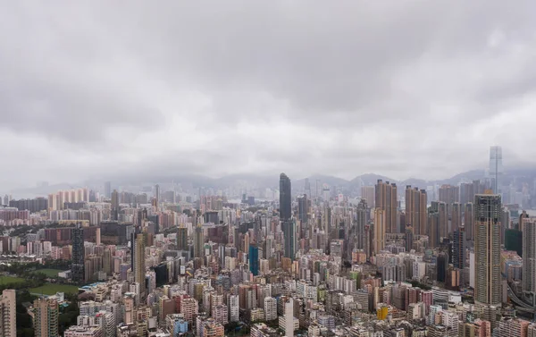 Cityscape arka planda Hong Kong dairelerin havadan görünümü. Akıllı kent Asya konut bölgesinde. Binaların üstten görünüm.