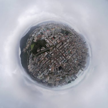 Küçük gezegen 360 derece küre kuş görünümü göz. Panoramik manzaralı Hong Kong şehir merkezinde. Finans bölgesine ve iş merkezleri Asya akıllı şehirde. Gökdelen ve yüksek katlı binaların üstten görünüm.