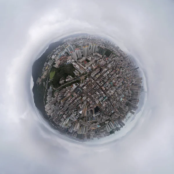 Küçük gezegen 360 derece küre kuş görünümü göz. Panoramik manzaralı Hong Kong şehir merkezinde. Finans bölgesine ve iş merkezleri Asya akıllı şehirde. Gökdelen ve yüksek katlı binaların üstten görünüm.