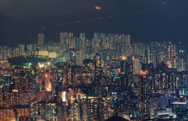 Hong Kong daireler ve dağ cityscape arka planda hava görünümünü. Akıllı kent Asya konut bölgesinde. Binalar gece.