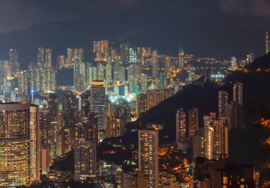 Hong Kong daireler ve dağ cityscape arka planda hava görünümünü. Akıllı kent Asya konut bölgesinde. Binalar gece.