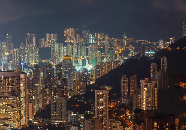 景观背景下的香港公寓和高山鸟瞰图 亚洲智能城市住宅区 大厦在晚上 — 图库照片