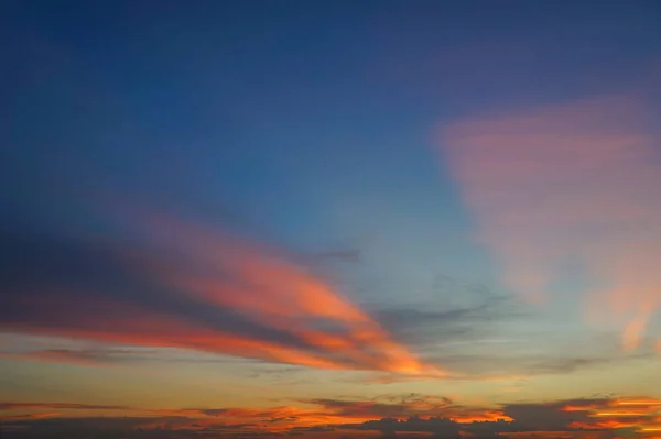 Sfondo Astratto Della Natura Cielo Blu Drammatico Con Nuvole Arancio — Foto Stock