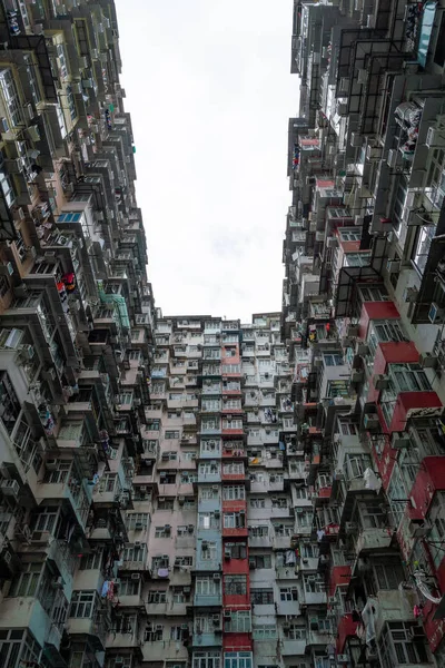 高層ビル 高層ビル 香港でスマートシティの建築の窓を見上げてください — ストック写真