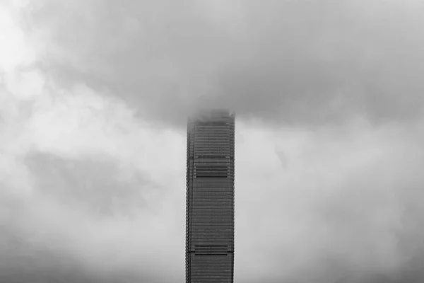 Construindo Com Nuvens Tempestade Céu Dramático Com Chuva Vidro Windows — Fotografia de Stock