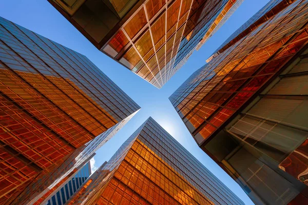 Edificio Dorado Con Cielo Azul Ventanas Vidrio Rascacielos Oficina Modernos —  Fotos de Stock