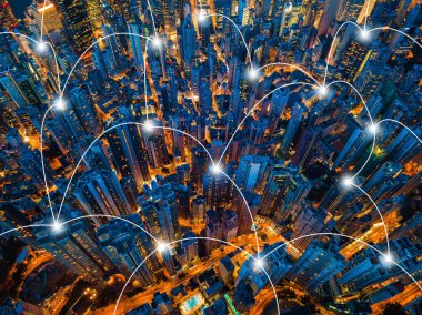 Havadan görünümü Hong Kong şehir merkezinde. Finans bölgesine ve iş merkezleri akıllı şehir, teknoloji kavramı. Gece gökdelen ve yüksek katlı binaların üstten görünüm.