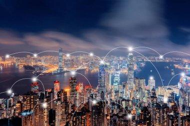 Dijital Ağ bağlantı hatları Hong Kong şehir merkezinde. Finans bölgesine ve iş merkezleri akıllı teknoloji kavramı şehirde. Gökdelen ve yüksek katlı binalar. Gece havadan görünümü