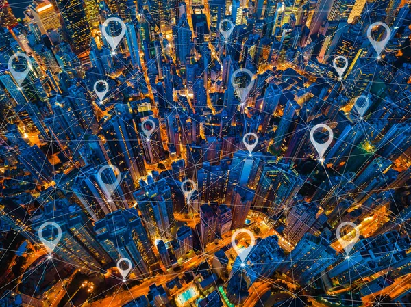 Pin 平的城市 全球业务和网络连接线 香港市中心的鸟瞰图 智慧城市金融区 技术理念 在夜间摩天大楼的顶部视图 — 图库照片