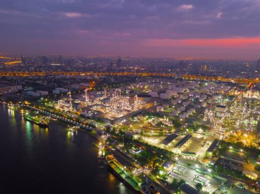 Petrol'ın petrol rafinerisi Endüstri Mühendisliği kavramı içinde hava görünümünü. Petrol ve gaz tankları sanayi gün batımında. Modern Fabrikası