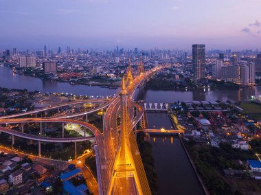 Bhumibol Köprüsü ve Chao Phraya Nehri 'nin havadan görünüşü süspansiyon mimari konsepti, Şehir Şehri, Bangkok. Gün batımında şehir merkezi, Tayland.