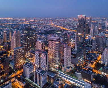 Havadan görünümü Chong Bangkok'un, Sathorn, Bangkok şehir merkezinde. Finans bölgesine ve iş merkezleri Asya akıllı kentsel City. Gece gökdelen ve yüksek katlı binalar.