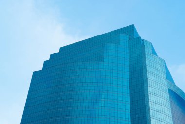 Windows mavi gökyüzü ile bina modern ofis gökdelenin. Akıllı teknoloji kavramı mimarisinde. Soyut tasarım arka plan