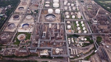 Petrol'ın petrol rafinerisi Endüstri Mühendisliği kavramı içinde hava görünümünü. Petrol ve gaz tankları endüstrisi. Modern Fabrikası