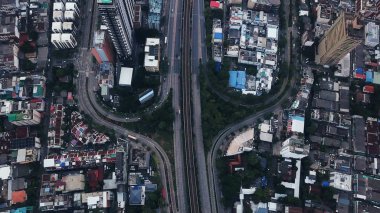 Taksin Köprüsü'nde bulunan finansal bölge ve gökdelen yapı ulaşım kavramı içinde havadan görünümü otomobil. Kentsel şehir, Bangkok en iyi görünümü. Kent merkezinde, Tayland.