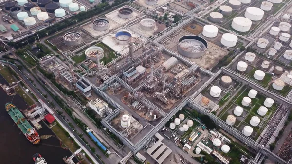 インダストリアル エンジニア リングの概念で石油の石油精製所の空撮 石油と天然ガスのタンク業界 近代的な工場 — ストック写真