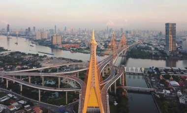 Bhumibol Köprüsü ve Chao Phraya Nehri 'nin havadan görünüşü süspansiyon mimari konsepti, Şehir Şehri, Bangkok. Gün batımında şehir merkezi, Tayland.