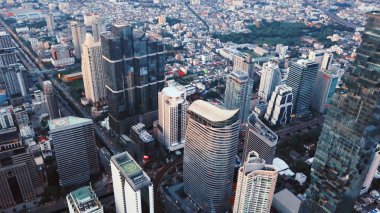 Havadan görünümü Chong Bangkok'un, Sathorn, Bangkok şehir merkezinde. Finans bölgesine ve iş merkezleri Asya akıllı kentsel City. Gün batımında gökdelen ve yüksek katlı binalar.