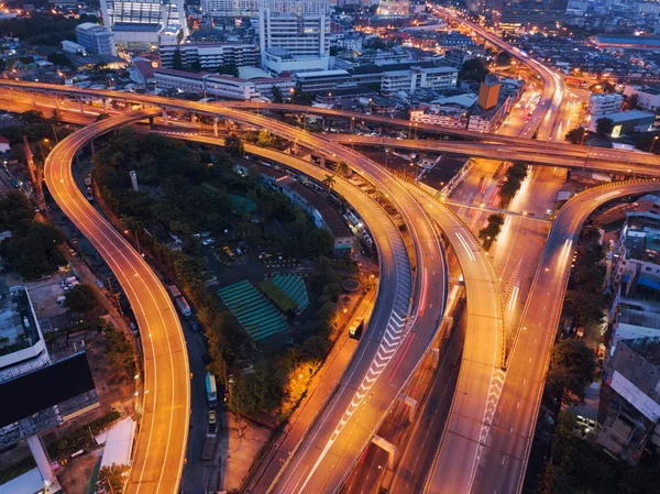 다리도로에서 자동차 스카이 건물도 고속도로 Toey 아키텍처 방콕의 구조에서의 — 스톡 사진