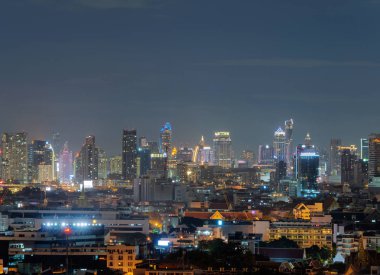 Havadan görünümü Chong Bangkok'un, Sathorn, Bangkok şehir merkezinde. Finans bölgesine ve iş merkezleri Asya akıllı kentsel City. Gece gökdelen ve yüksek katlı binalar.