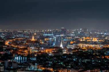 Tapınağı Emerald Buda, Wat Phra Kaew, Wat Pho ve gökdelen binaların. Gece, Bangkok, Tayland kentsel şehir
