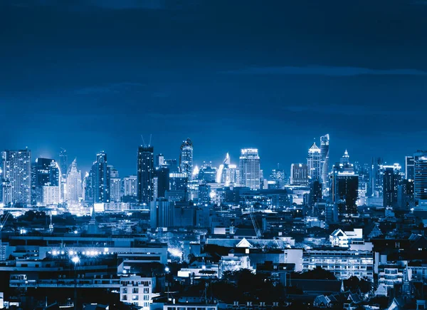 暖诗轻轨 曼谷市中心的鸟瞰图 亚洲智能城市城市的金融区和商业中心 摩天大楼和高层建筑在夜间 — 图库照片
