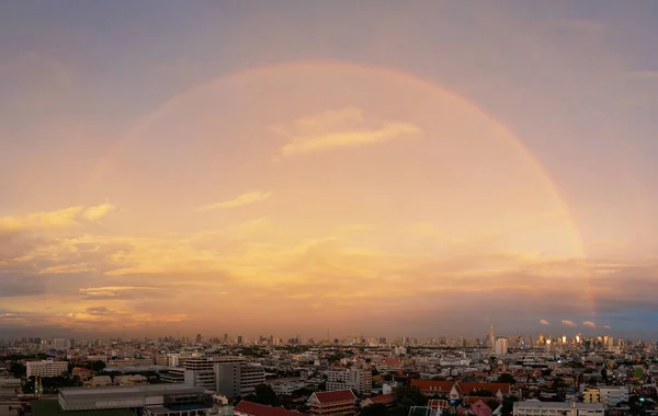 Şehir Merkezi Finans Bölgesine Batımında 180 Derecelik Gökkuşağı Ile Bangkok — Stok fotoğraf