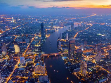 Havadan görünümü Chao Phraya Nehri, Bangkok şehir merkezinde. Finans bölgesine ve iş merkezleri Asya akıllı kentsel City. Gece gökdelen ve yüksek katlı binalar.