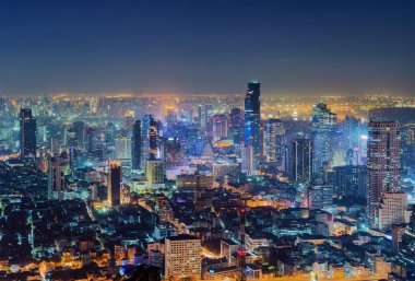 Bangkok şehir merkezindeki Sathorn 'un hava manzarası. Finansal bölge ve Asya 'nın akıllı kentsel kentindeki iş merkezleri. Geceleri gökdelen ve yüksek binalar.