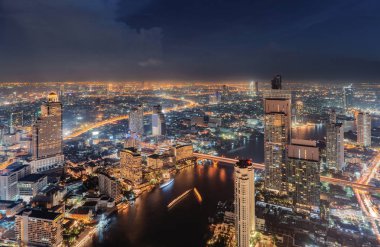 Havadan görünümü Chao Phraya Nehri, Bangkok şehir merkezinde. Finans bölgesine ve iş merkezleri Asya akıllı kentsel City. Gece gökdelen ve yüksek katlı binalar.