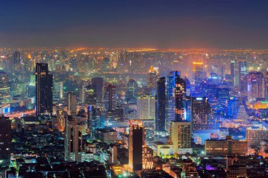 Bangkok şehir merkezindeki Sathorn 'un hava manzarası. Finansal bölge ve Asya 'nın akıllı kentsel kentindeki iş merkezleri. Geceleri gökdelen ve yüksek binalar.