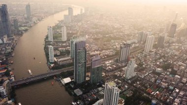 Havadan görünümü Chao Phraya Nehri, Bangkok şehir merkezinde. Finans bölgesine ve iş merkezleri Asya akıllı kentsel City. Gün batımında gökdelen ve yüksek katlı binalar.