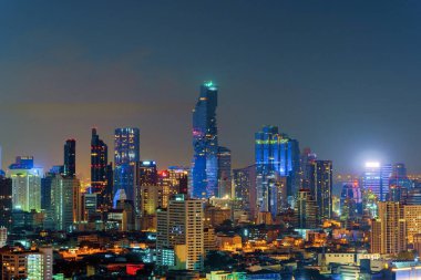Sathorn, Bangkok şehir merkezinde hava görünümünü. Finans bölgesine ve iş merkezleri Asya akıllı kentsel City. Gece gökdelen ve yüksek katlı binalar. Tayland